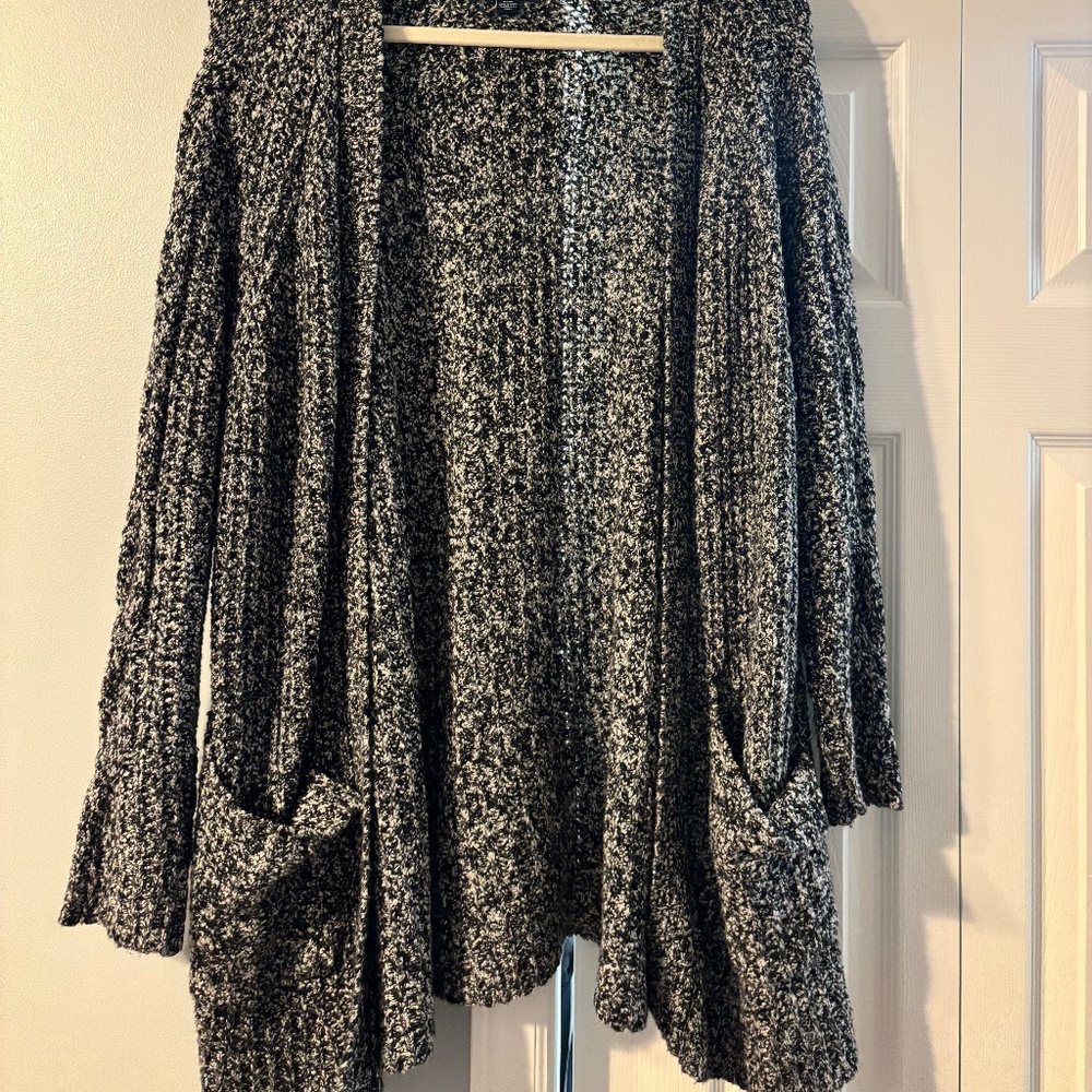 American Eagle carigian Size M